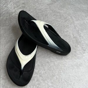 OOFOS 8 Oolala Luxe Unisex Latte Flip Flops Black/Cream Great Arch Support